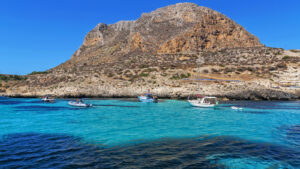 Scopri di più sull'articolo La Sicilia dell’eccellenza: 14 Bandiere Blu sventolano sull’isola nel 2026