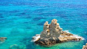 Scopri di più sull'articolo Estate 2026, la Sicilia è il nuovo rifugio anti-afa degli italiani: esplode la mania del “meteo-turismo”